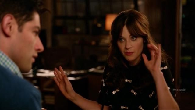 Jessica Day's (Zooey Deschanel) Alice + Olivia pajarita estampado suéter en New Girl S04E02