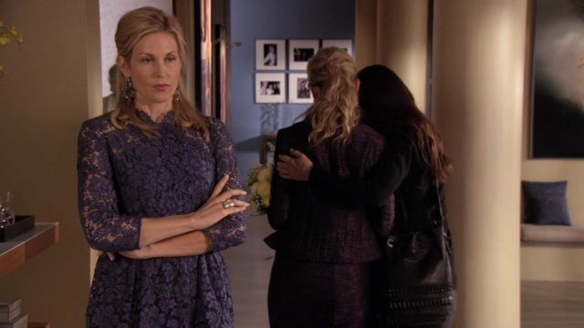 La robe en dentelle bleue de Lily Van Der Woodsen (Kelly Rutherford) dans Gossip girl S05E09