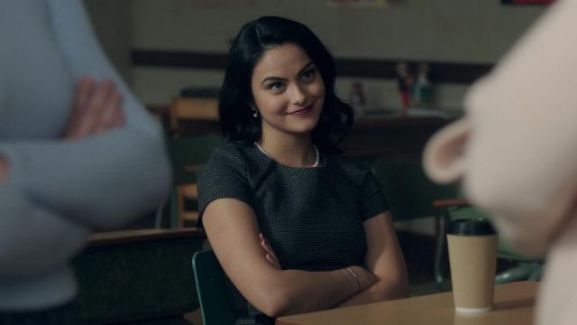 The grey coat of Veronica Lodge (Camila Mendes) in Riverdale S01E08