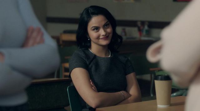 The grey coat of Veronica Lodge (Camila Mendes) in Riverdale S01E08