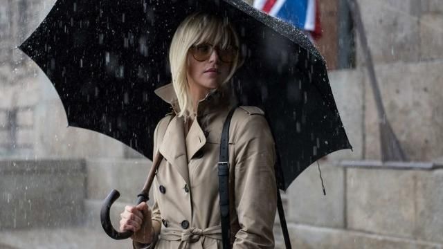 The trench coat, model lining ouatinée, Lorraine Broughton (Charlize Theron) in Atomic Blonde