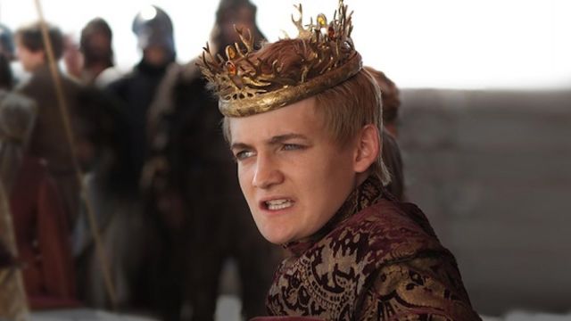 La couronne royale de la Maison Baratheon et Lannister de Joffrey (Jack Gleeson) dans Game of Thrones S02E01