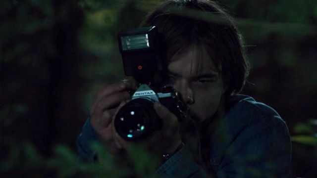 The camera Pentax of Jonathan Byers (Charlie Heaton) in Stranger Things S01E02