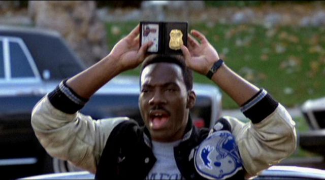 The Teddy of the "Detroit Lions" of Axel Foley (Eddie Murphy) in The flic Beverly Hills