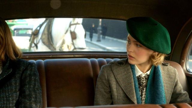 Boina verde de Kate Barlow (Lily Rose Depp) en el planetario