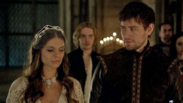 Padded Kenna (Caitlin Stasey) in Reign