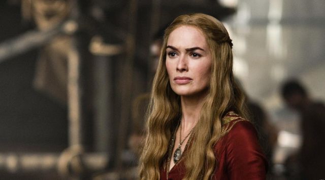 Le pendentif de Cersei Lannister (Lena Headey) dans Juego de Tronos S02E01