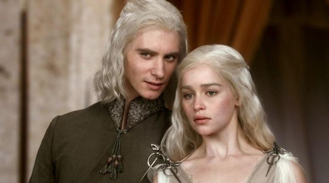 The pin of the Targaryen worn by Daenerys Targaryen (Emilia Clarke) in Game of Thrones S01E01