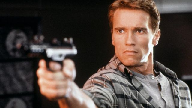 La chemise à carreaux grise de Douglas Quaid (Arnold Schwarzenegger) dans Total Recall