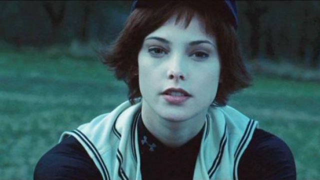 The holding of baseball of Alice Cullen (Ashley Greene) in the Twilight
