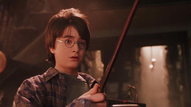 La baguette d'Harry Potter (Daniel Radcliffe) dans Harry Potter à l'école des sorciers