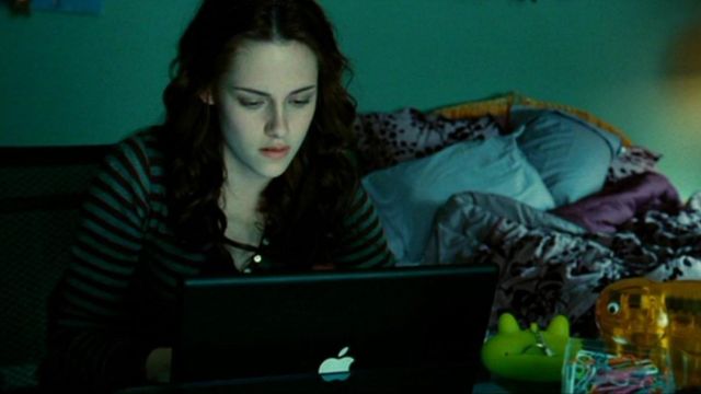 Le Macbook noir de Bella Swan (Kristen Stewart) dans Twilight
