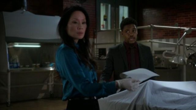 Le chemisier Gucci en satin bleu de Joan Watson (Lucy Liu) dans Elementary S04E17