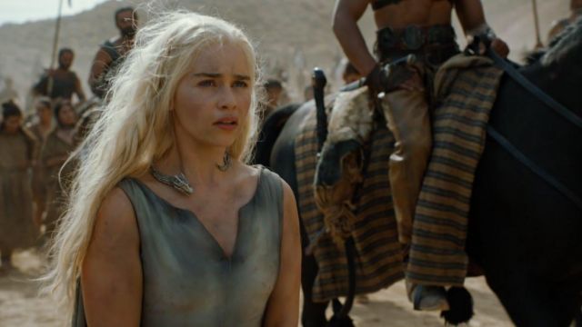 Le collier Dragon de Khaleesi (Emilia Clarke) dans Juego de Tronos S06