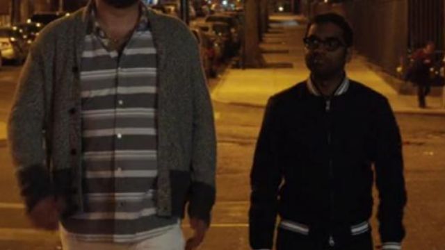Le teddy bleu marine de Dev dans Master of none