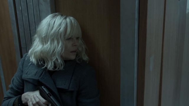 Le trench coat anthracite de Lorraine Broughton (Charlize Theron) dans Atomic Blonde