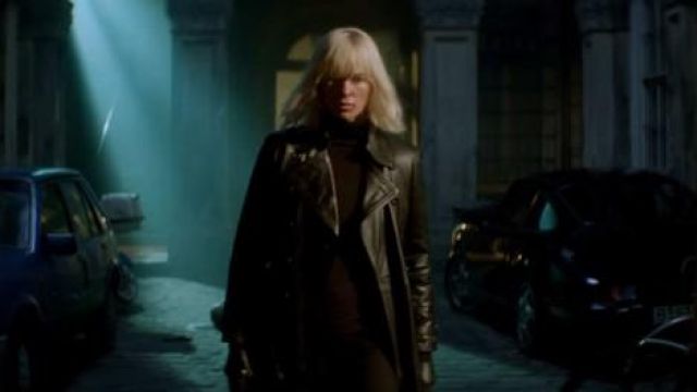 Le trench coat en cuir noir de Lorraine Broughton (Charlize Theron) dans Atomic blonde
