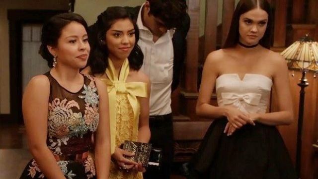 The yellow dress ASOS lace with node Poppy (Nandy Martin) in " The Fosters S05E09