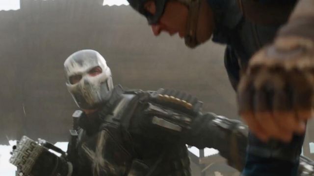 Les poings en métal de Brock Rumlow / Crossbones (Frank Grillo) dans Captain America : Civil War