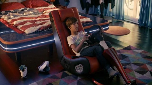 The duvet cover american flag in the room of Remi (Enzo Tomasini) in Babysitting