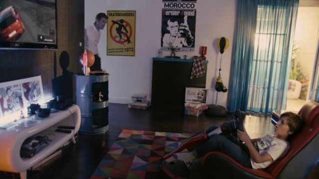 La lampe à lave dans la chambre de Rémi (Enzo Tomasini) dans Babysitting