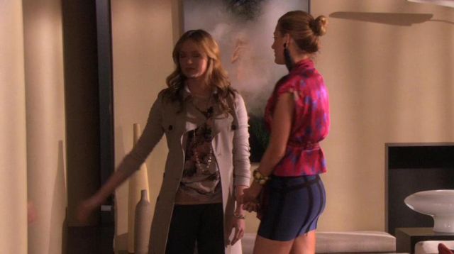 La jupe bleue de Serena Van Der Woodsen (Blake Lively) dans Gossip Girl S04E22