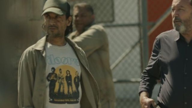 The t-shirt of The Doors overview in Fear of the Walking Dead S03E09