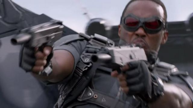 La replique des pistolets mitrailleurs de Sam Wil­son / Fal­con (Anthony Mackie) dans Captain America: Civil War