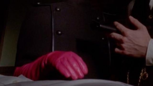The gloves of the countess (Lady Gaga) in American Horror Story S05E10