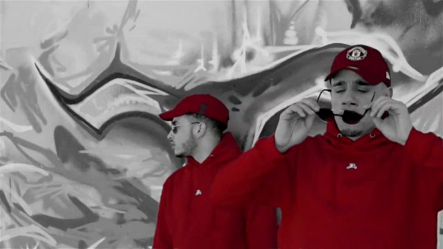 Le sweatshirt Rewind rouge de Mister V dans le clip Top Album