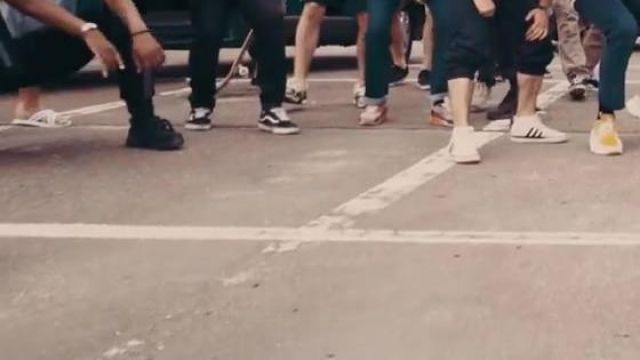 Les VANS noire et blanche dans le clip Apollo de L'Or du Commun