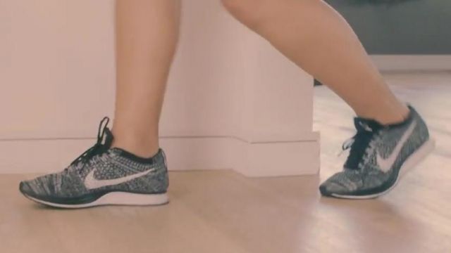 Sneakers Nike Racer Oreo of a woman in the clip That's On You Kid Ink