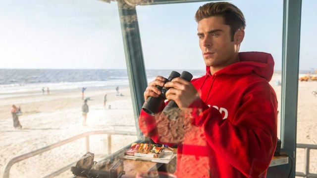 Le sweatshirt à capuche rouge de Matt Brody (Zac Efron) dans Baywatch : Alert à Malibu