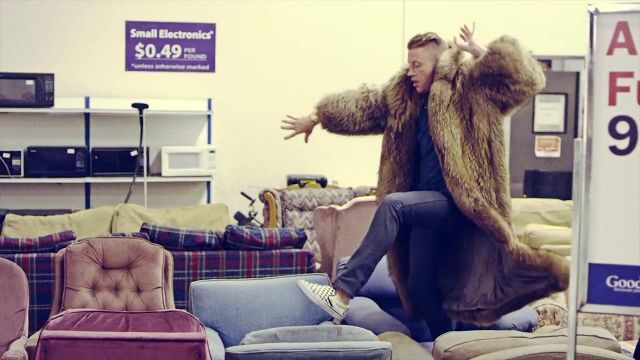 Les sneakers Vans slip on  de Macklemore dans son clip Thrift Shop