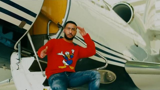 The sweater Donald Duck red Gucci Lacrim in video clip "Colonel Carrillo"