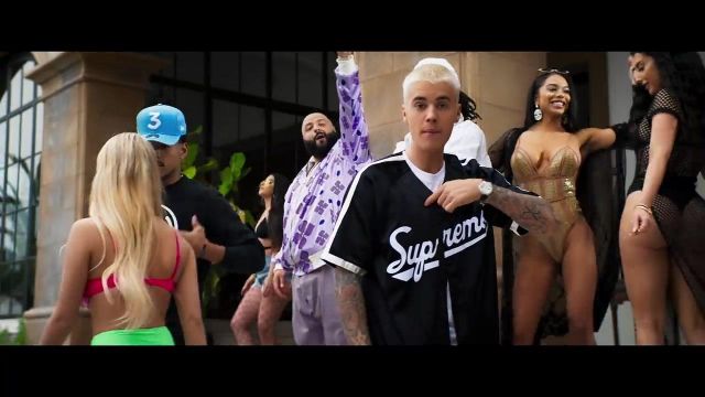 La camiseta Supreme Satin Beseball de Justin Bieber en el video musical I'm the One de DJ Khaled