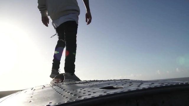 Les Adidas Yeezy V1 Turtle Dove dans le clip I'll Show You de Justin Bieber