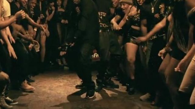Sneakers Air Jordan XI "bred," a dancer in Started from the bottom Drake