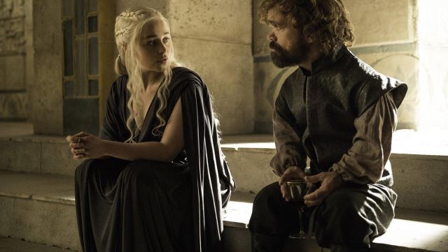 The dress of Daenerys Targaryen (Emilia Clarke) in Game of Thrones S06E10