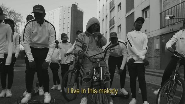 Les huarache blanche dans le clip La mélodie des quartiers pauvres de Jok'air