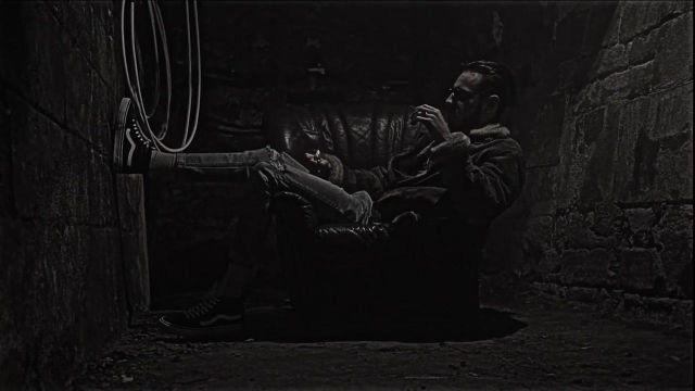Les Vans - Old Skool Sk8-Hi Shoes dans le clip Jason Bourne de Django