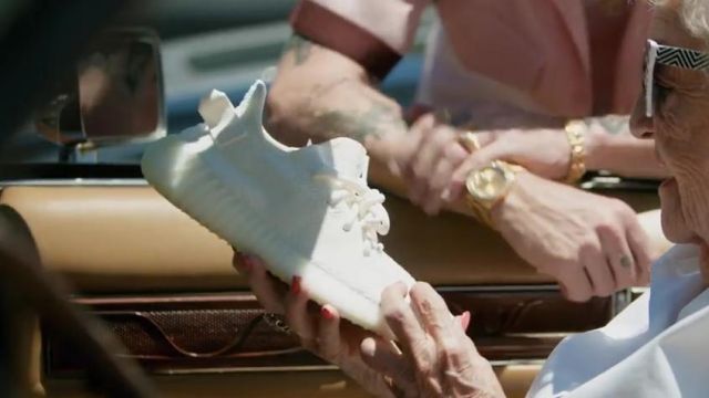 les sneakers Adidas Yeezy cream white de macklemore dans son clip Glorious