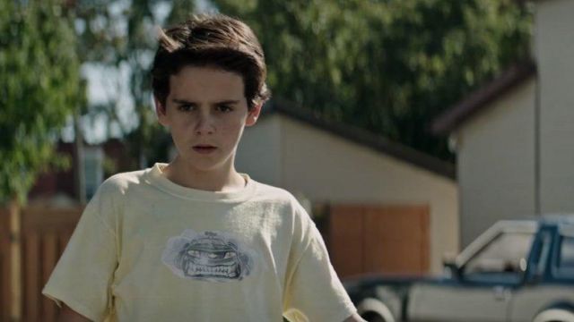The yellow T-shirt of Bill ('jaeden Lieberher) with the car Chrome V in It