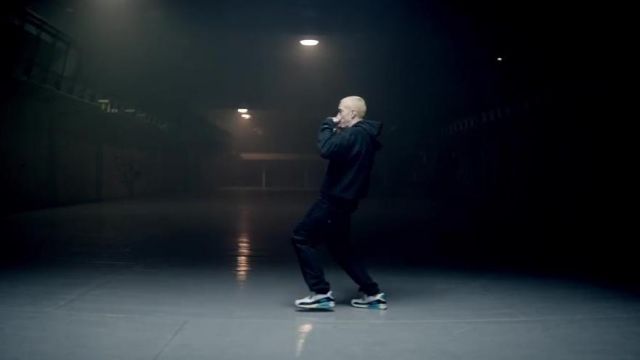 Les chaussures Nike Air Max 90 OG RETRO white/blue de Eminem dans son clip Rap God