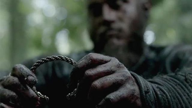 The bracelet clasp dragons of Ragnar Lothbrok (Travis Fimmel) in the series Vikings