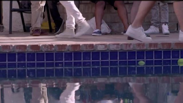 Les sneakers Vans SK8 Hi white dans le clip Ma Dope de Nek­feu