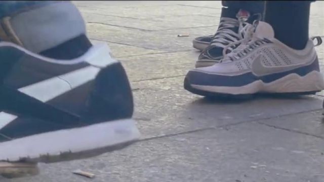Les sneakers blanches et bleues Nike Air Spiridon dans le vi­deo clip "Ils pensent" de krisy