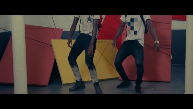 Les yeezy boost 350 v2 de Naza dans le clip Sac à dos