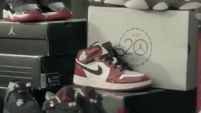 Zapatillas Nike Air Jordan 1 Macklemore en el video musical Wing$ de Macklemore Lewis | Spotern