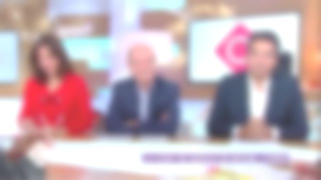 Le pull rouge motif renard de Marion Ruggieri dans C à vous du 11/09/2017